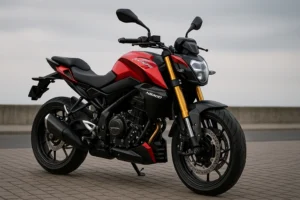 Bajaj Pulsar NS400 रेड और ब्लैक स्ट्रीटफाइटर मोटरसाइकिल जिसमें USD फोर्क्स और LED हेडलाइट दिखाई दे रही है