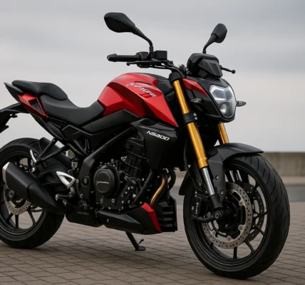 Bajaj Pulsar NS400 रेड और ब्लैक स्ट्रीटफाइटर मोटरसाइकिल जिसमें USD फोर्क्स और LED हेडलाइट दिखाई दे रही है