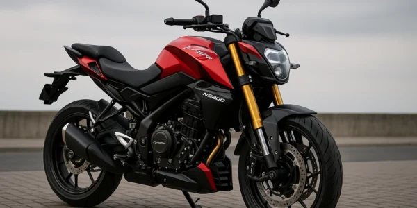 Bajaj Pulsar NS400 रेड और ब्लैक स्ट्रीटफाइटर मोटरसाइकिल जिसमें USD फोर्क्स और LED हेडलाइट दिखाई दे रही है