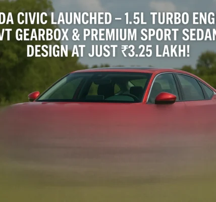 लाल Honda Civic 2025 स्पोर्ट सेडान, LED हेडलाइट और एयरोडायनामिक डिज़ाइन के साथ बाहर खड़ी हुई।